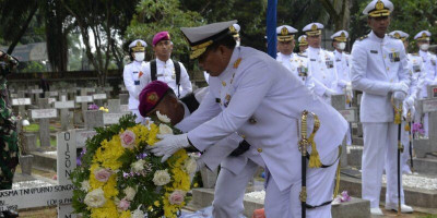 Wadan Kormar Pimpin Upacara Pemakaman Laksma TNI (Purn) Songkal V.H Simanjuntak