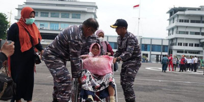 Ini Cerita Dibalik Evakuasi Ratusan Penumpang Oleh TNI AL Akibat Cuaca Ekstrem
