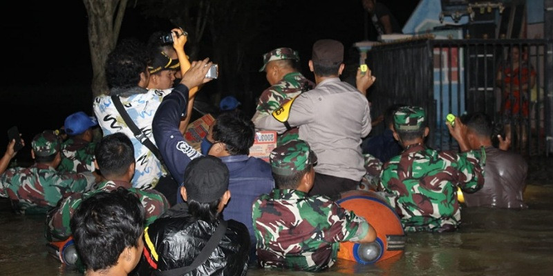 Pangdam V Brawijaya Bantu Korban Banjir Di Kawasan Sampang Kota