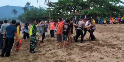 Tim SAR Gabungan TNI AL Bantu Evakuasi Wisatawan Terseret Ombak