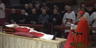 Puluhan Ribu Orang Beri Penghormatan Terakhir untuk Benediktus XVI