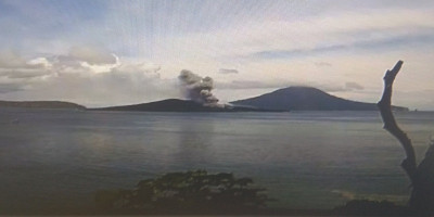 Gunung Anak Krakatau Erupsi Setinggi 3000 Meter