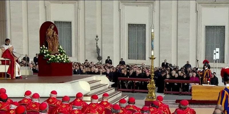 Paus Fransiskus Pimpin Misa Pemakaman Paus Benediktus XVI