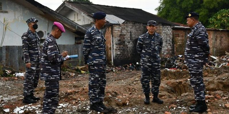 Kasal Serahkan Santunan kepada Korban Kebakaran Rumdis TNI AL Arafuru Palembang