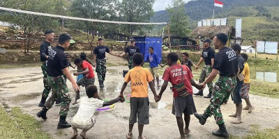 Anak-Anak Papua Gembira Bersama Satgas Yonif Mekanis 203/AK 