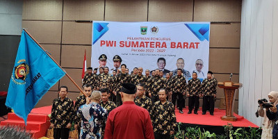 Sah! Basril Basyar Resmi Jadi Ketua PWI Sumatera Barat