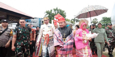 Dinilai Sosok Penengah dan Penyeimbang, Kasad Dudung Abdurachman Diberi Gelar Adat Daeng Malewa  