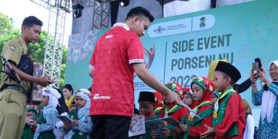 Senangnya Anak-anak Peserta Porseni NU Dapat Hadiah Buku dan Susu Dari Gibran