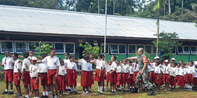 Jadikan Pelajar Berdisiplin, Babinsa Koramil 1708-03/Biak Barat Berikan Materi PBB kepada Siswa SD