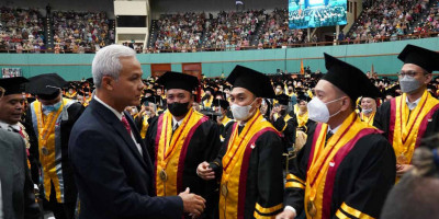 Pesan Ganjar Pranowo pada Generasi Muda Indonesia di Wisuda Universitas Moestopo