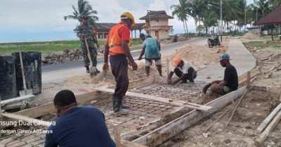 Dukung Pembangunan Desa, Babinsa Bersama Warga Maniri Bangun Jembatan