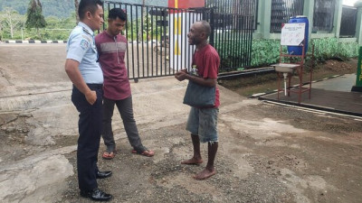 Satgas Pamtas RI-PNG Yonif 132/BS Amankan WNA PNG Pelaku Pencurian di Pasar Skouw