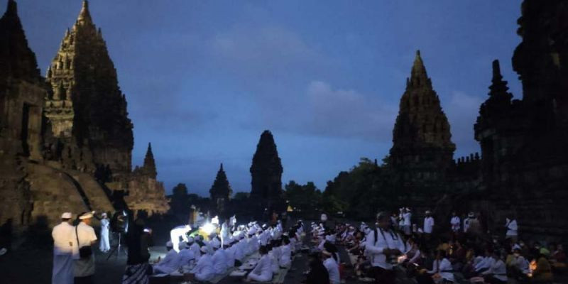 Ratusan Umat Hindu Laksanakan Persembahyangan Hari Suci Siwaratri di Candi Prambanan