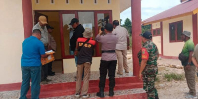 Babinsa Dampingi Satpol PP Tertibkan Warga yang Tinggal di Perumahan Dinas Pemda Biak Numfor