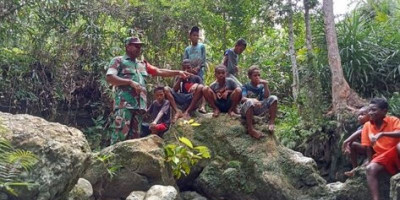 Cegah Kenakalan Usia Dini, Babinsa Intensifkan Komunikasi Sosial bersama Anak-Anak