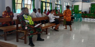 Prajurit Babinsa Koramil 1708-06/Supiori Utara  Hadiri Pelantikan Pengurus Pemuda Gereja GKI Eden