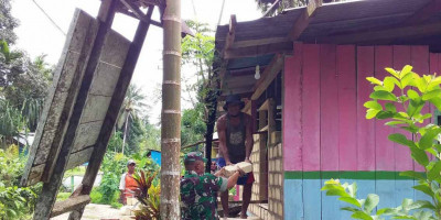 Selalu Ada Bersama Rakyat, Babinsa 1708-04/Supiori Utara Bantu Renovasi Rumah Warga Binaan
