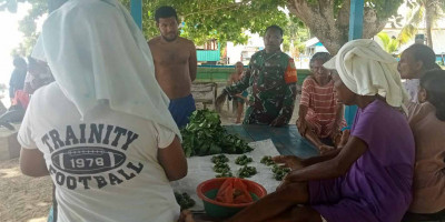 Waspadai Cuaca Ekstrim, Babinsa Sertu Baldus Soyem Mengimbau Warga di Pesisir Pantai