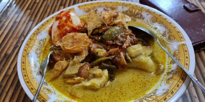 Lontong Malam Bu Mar yang Legendaris di Kota Medan