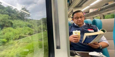Anies Minta Maaf Gegara Pamer Naik Kereta Argo Parahyangan Bandung-Jakarta  
