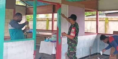 Babinsa Sertu Yan Pasiga Bersama Warga Mengecat Balai Kampung Sorendiweri