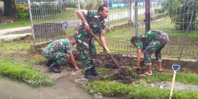 Babinsa Koramil 1708-01/Biak Kota Kerja Bakti Bersama Warga Bersihkan Saluran Parit