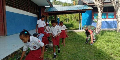 Kebersihan Pangkal Kesehatan, Babinsa Ajak Siswa-Siswi Bersihkan Lingkungan Sekolah