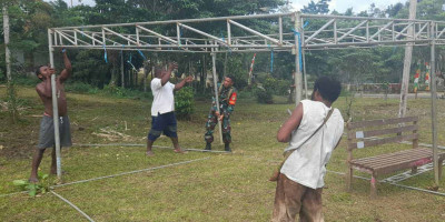 Babinsa Posramil Biak Timur dan Warga Bahu-Membahu Mendirikan Tenda Raker Sidang Jemaat Kanaan