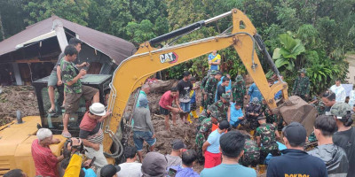 TNI AL Bersinergi dengan Masyarakat Atasi Bencana Longsor di Manado