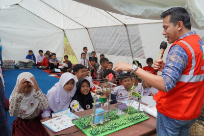 Pegawai PLN Berbagi Kebahagiaan dengan Anak-anak Penyintas Gempa Cianjur