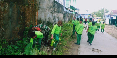Babinsa Bersama Murid SD Yapis 2 Biak Gelar Bersih Lingkungan Sekolah