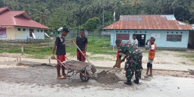 Jaga Keakraban Bersama Warga, Babinsa Ikut Serta Pengecoran Bahu Jalan