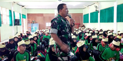 Babinsa Wlingi Berikan Materi Latihan Dasar Kepemimpinan Siswa