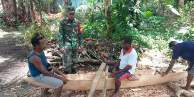 Babinsa Posramil 1708-02/BU-Warsa Kunjungi Warga Binaan Sedang Membuat Perahu Tradisional di Kampung Amoi
