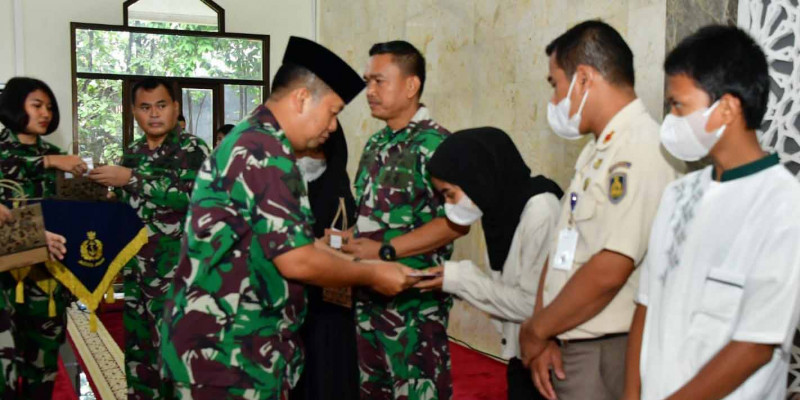 Peduli Mustahik, TNI AL Salurkan Zakat dan Infak