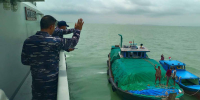 TNI AL Selamatkan KM Nuraini Jaya 01 yang Rusak Akibat Terjangan Gelombang