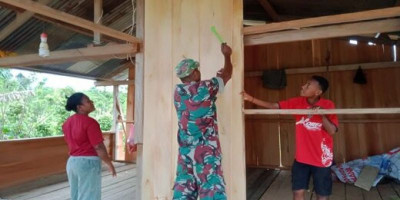 Babinsa Koramil 1708-02/Biak Utara Berkerjasama Perbaiki Dinding Rumah Warga
