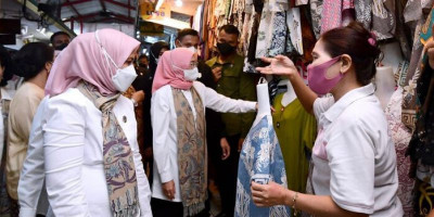 Tinjau Pasar Beringharjo, Ibu Iriana dan Ibu Wury Dukung Produk UMKM Lokal