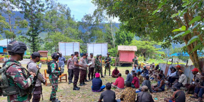 Satgas Yonif Raider 142/KJ Kedepankan Solusi Humanis Kepada Masyarakat