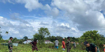 Komunikasi Humanis Satgas Yonif 143/TWEJ Bersama Warga Bersihkan Lingkungan