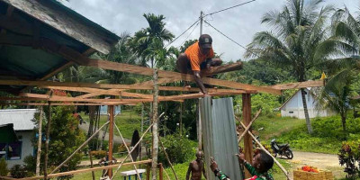 Serda Piter G Waromi, Babinsa Supiori Selatan Bantu Warga Binaan Pembuatan Teras Rumah