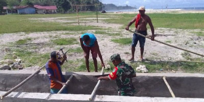 Peduli Warga Binaan, Babinsa Bantu Pengerjaan Parit di Kampung Maniri
