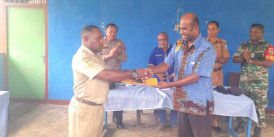 Babinsa Posramil Biak Timur Hadiri Sertijab Penjabat Kepala Kampung Sunde