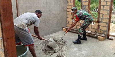 Babinsa Supiori Utara Ikut Bantu Plester Dinding Rumah Warga Binaan