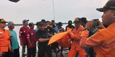 TNI AL Bersama Tim SAR Gabungan Berhasil Temukan Awak Kapal Nelayan Cilacap Yang Tenggelam 