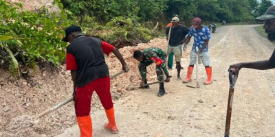 Sigap, Babinsa Supiori Selatan Bersama Warga Bersihkan Material Longsor yang Tutup Jalan