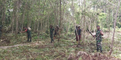 Babinsa Sertu Hendrik Suruan Bantu Warga Binaan Buka Lahan Perkebunan Jagung