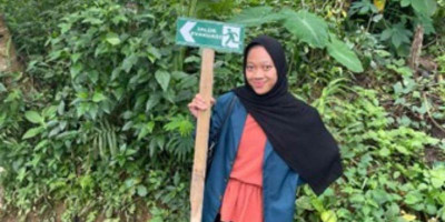 Mahasiswa Universitas Diponegoro Pasang Tanda Rawan Longsor di Desa Gapura Pemalang