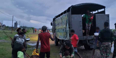 Tim Gabungan TNI Polri Evakuasi 33 Masyarakat Paro Nduga Ke Tempat Aman