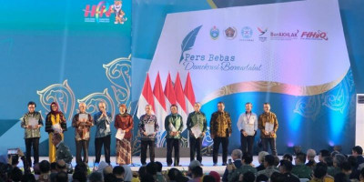 Pertama Kali, Para Penerima Penghargaan  PCNO Foto Bersama Presiden Jokowi